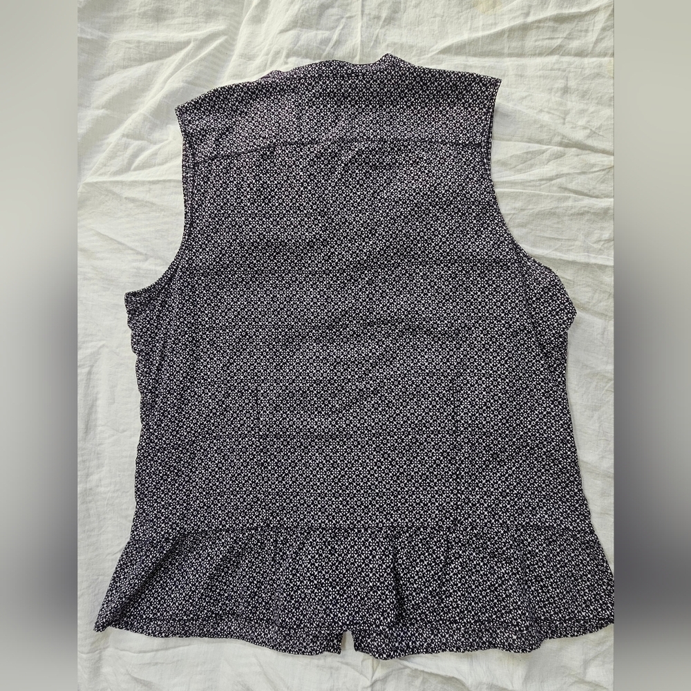 Women's Sleeveless Button-Up Top - Black and White - Picture 7 of 9